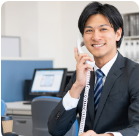 面談の電話受付をする画像